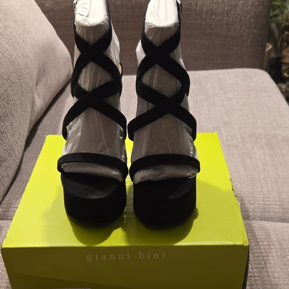 Gianni Bini Elegant Black Crisscross Heels‎ NWT with Box Size 9M